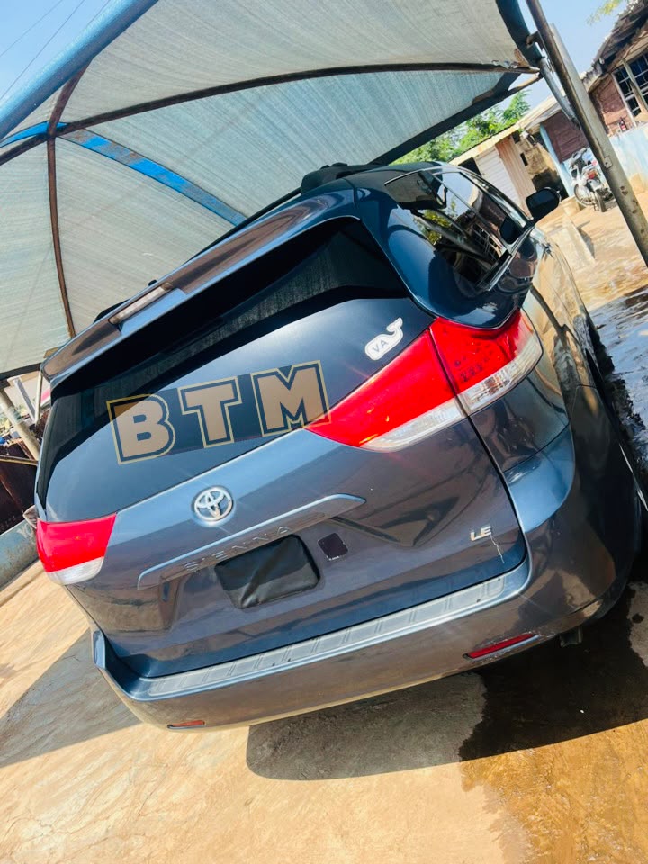 TOYOTA SIENNA 2015 LE